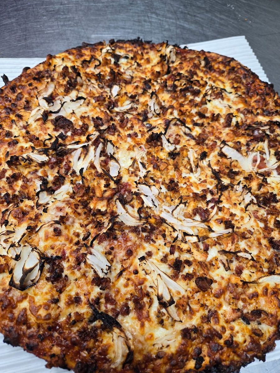 Smoked chicken and bacon pizza